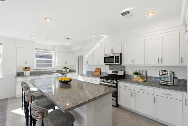 498 Trace Lane, Hayward CA: https://media.crmls.org/mediaz/46f848e4-93db-4e6d-8e5e-e46fe519f104.jpg