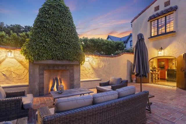 2307 Easton Drive, Burlingame CA: https://media.crmls.org/mediaz/46f88f8e-7720-4ef9-80b2-c5665a21c597.jpg