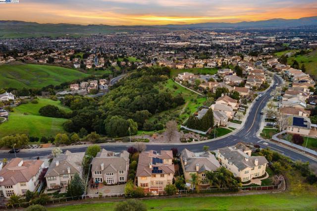 10828 Inspiration Cir, Dublin CA: https://media.crmls.org/mediaz/46f8bcce-c11e-4bca-9c96-46d49c29e873.jpg