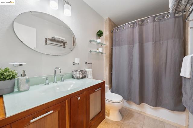 92 Schooner Ct, Richmond CA: https://media.crmls.org/mediaz/46f8f788-0d55-43ed-94de-e87b69ef100b.jpg