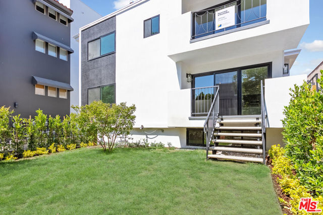 955 N Croft Avenue, Los Angeles CA: https://media.crmls.org/mediaz/46f963ec-2dfc-441d-bdcf-ef8ada7db6ee.jpg