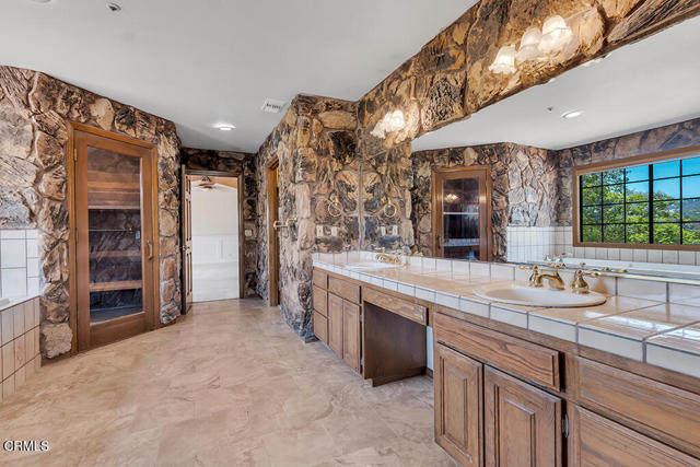 11395 Highridge Court, Camarillo CA: https://media.crmls.org/mediaz/46f9a822-ec10-43bd-9a45-7f141e525030.jpg