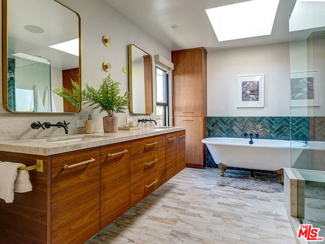 8674 Edwin Drive, Los Angeles CA: https://media.crmls.org/mediaz/46fa0f96-c6dc-428a-8173-97eb5a0deab9.jpg
