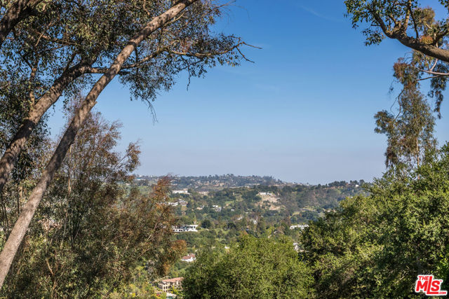 2870 Angelo Drive, Los Angeles CA: https://media.crmls.org/mediaz/46fa1547-ae4d-499f-9d7c-c6b885a22048.jpg