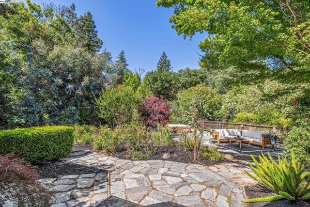 3296 Walnut Ln, Lafayette CA: https://media.crmls.org/mediaz/46faf731-6864-4e54-ba62-2dfca2dcb577.jpg