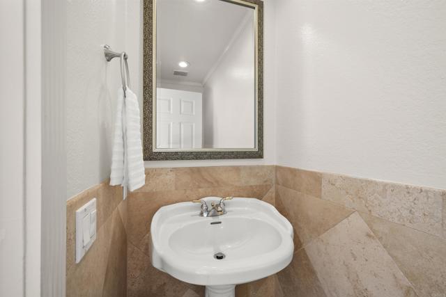 Detail Gallery Image 10 of 17 For 421 Windjammer Cir, Chula Vista,  CA 91910 - 2 Beds | 2/1 Baths