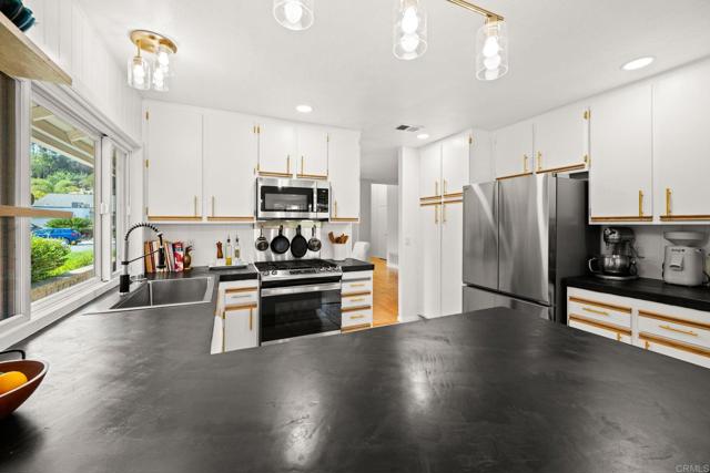 Detail Gallery Image 25 of 75 For 3432 Mount Ariane Dr, San Diego,  CA 92111 - 4 Beds | 2 Baths