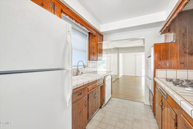 Detail Gallery Image 12 of 33 For 3557 Burritt Way, Glendale,  CA 91214 - 3 Beds | 2 Baths