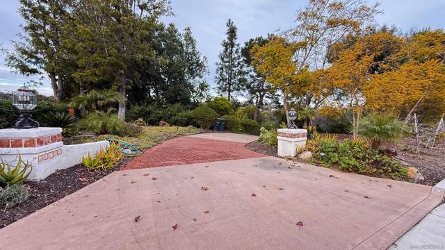 16722 Via Lago Azul, Rancho Santa Fe CA: https://media.crmls.org/mediaz/46ff4722-0fbf-4197-ac84-d2f6dbc79448.jpg