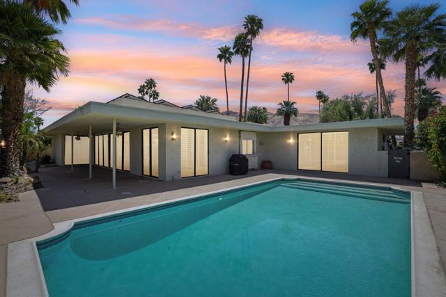 1540 E Sierra Way, Palm Springs CA: https://media.crmls.org/mediaz/46ffc437-4722-4549-afc3-6264c4e006c1.jpg