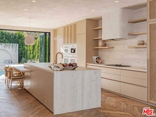 309 N Arden Boulevard, Los Angeles CA: https://media.crmls.org/mediaz/470095fb-9f84-455f-9b6a-c4f32a0d9180.jpg
