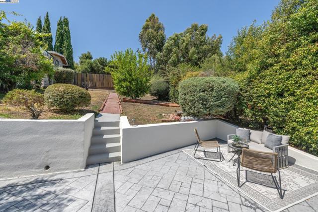 2643 99Th Ave, Oakland CA: https://media.crmls.org/mediaz/4701fe39-1416-454a-8f55-ad72f6dce324.jpg