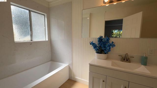 5051 Harrison Grade Rd, Sebastopol CA: https://media.crmls.org/mediaz/470221db-17d8-483f-a836-b3e75db6b3d0.jpg