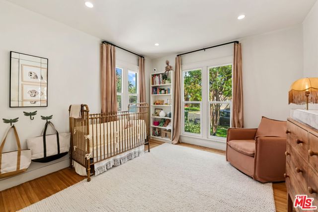 555 N Irving Boulevard, Los Angeles CA: https://media.crmls.org/mediaz/47035597-4514-435c-98d6-426fb2ce3741.jpg