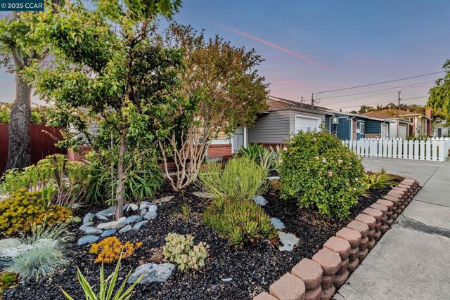 5411 Garvin Ave, Richmond CA: https://media.crmls.org/mediaz/4703c387-ba14-427e-80a4-e1c2717730ce.jpg