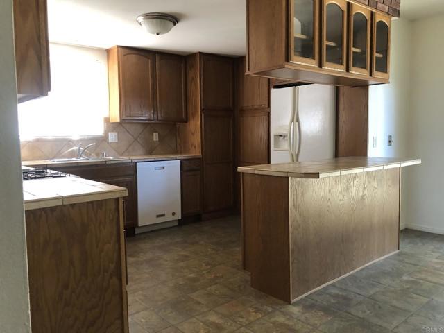 1681 E Mission Avenue, Escondido CA: https://media.crmls.org/mediaz/4704636e-45bf-4aa2-bfe0-50261e4545c3.jpg