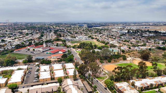 3454 Castle Glen Dr., San Diego CA: https://media.crmls.org/mediaz/47046d22-0cc5-4f22-bd89-b936aba1c602.jpg