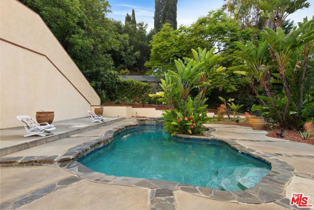 2431 Benedict Canyon Drive, Beverly Hills CA: https://media.crmls.org/mediaz/47055ef1-7cc0-401a-83f4-35f06c4a6535.jpg