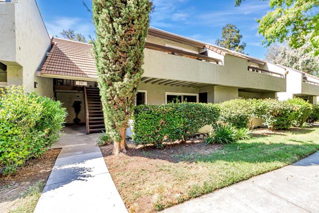 291 Tradewinds Dr, San Jose CA: https://media.crmls.org/mediaz/47061288-7d0e-45e3-9027-5b64b261d030.jpg