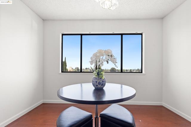 22012 Sevilla Rd, Hayward CA: https://media.crmls.org/mediaz/47077438-ce7c-4042-ae97-ea6254c3a3ff.jpg