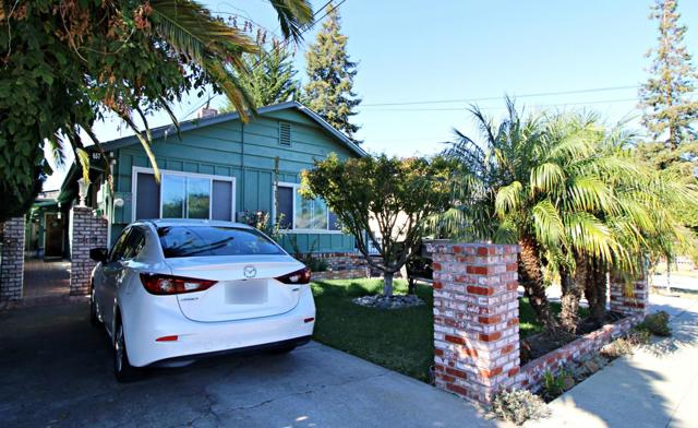 657 2nd Avenue, Redwood City CA: https://media.crmls.org/mediaz/470807b7-6699-40be-aa08-04333a133d51.jpg