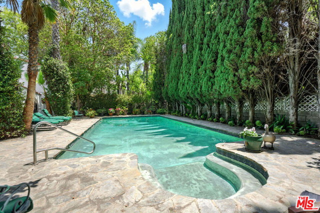 602 N Crescent Drive, Beverly Hills CA: https://media.crmls.org/mediaz/47085214-5416-449b-b8ff-681e80d6ec5a.jpg