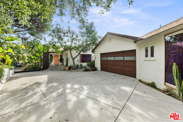 2316 Laurelmont Place, Los Angeles CA: https://media.crmls.org/mediaz/4708fca0-5e82-4b3c-8795-694de95a9a14.jpg
