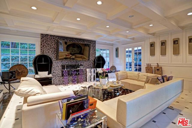 725 N Faring Road, Los Angeles CA: https://media.crmls.org/mediaz/4709ce99-d5b5-4c65-95a8-49f4878f21e5.jpg