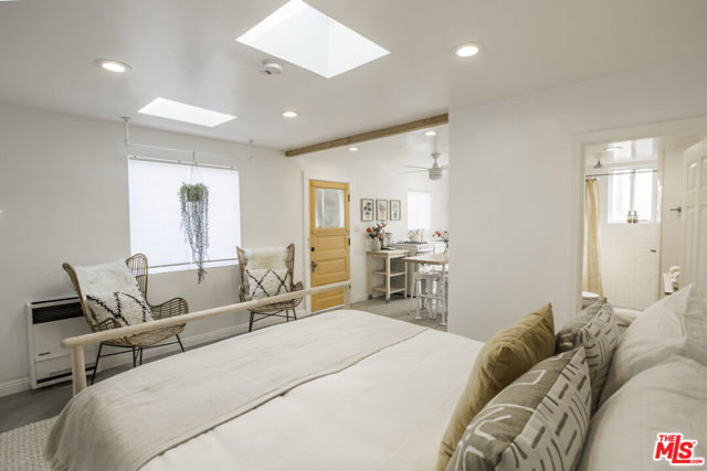 718 Vernon Avenue, Venice CA: https://media.crmls.org/mediaz/470a3c02-d23b-4257-88fd-48f8697ce827.jpg