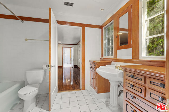 803 N Rexford Drive, Beverly Hills CA: https://media.crmls.org/mediaz/470b2e03-c449-43ed-86a6-de8f2fc141fd.jpg