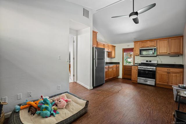 4201 Avenida Gregory, Spring Valley CA: https://media.crmls.org/mediaz/470b37ca-18ae-4d91-9c46-44ce4a98d945.jpg