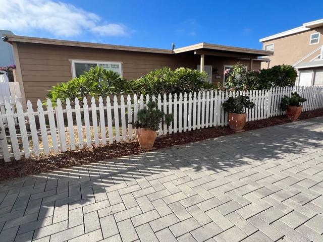 3327 Tyler St, Carlsbad CA: https://media.crmls.org/mediaz/470bb1da-8f07-464f-abae-aeb477dd2603.jpg