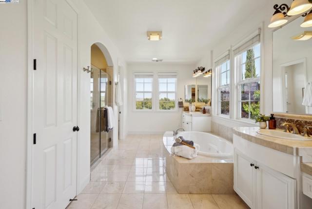 2307 Vineyard Heights Ln, Pleasanton CA: https://media.crmls.org/mediaz/470bc9f5-a54f-49d2-a071-a170748f3b44.jpg