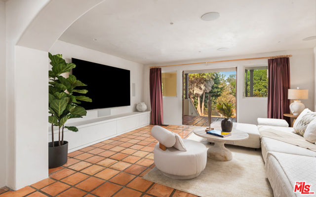 7046 Grasswood Avenue, Malibu CA: https://media.crmls.org/mediaz/470bd60c-c397-4732-a417-5a783a503625.jpg
