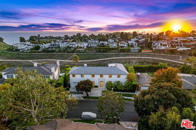 623 Alma Real Drive, Pacific Palisades CA: https://media.crmls.org/mediaz/470c1d21-b28b-4bfb-9c49-3d9e9d0f0381.jpg