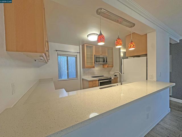 401 Monte Vista Ave, Oakland CA: https://media.crmls.org/mediaz/470c3ccd-4d4e-472c-9a85-a337a4b80d84.jpg