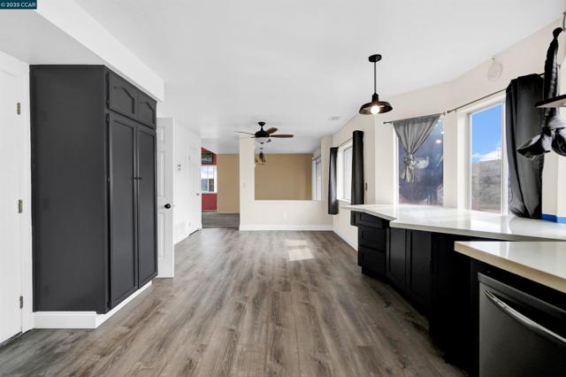 1974 Paradise Valley Ct, Tracy CA: https://media.crmls.org/mediaz/470cf9a4-77e4-4e72-8694-d45a37ff93f0.jpg