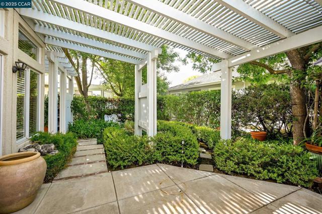 95 Goldspur Way, Brentwood CA: https://media.crmls.org/mediaz/470d416f-c7dd-4a22-a0f5-640f4f5cb7ab.jpg