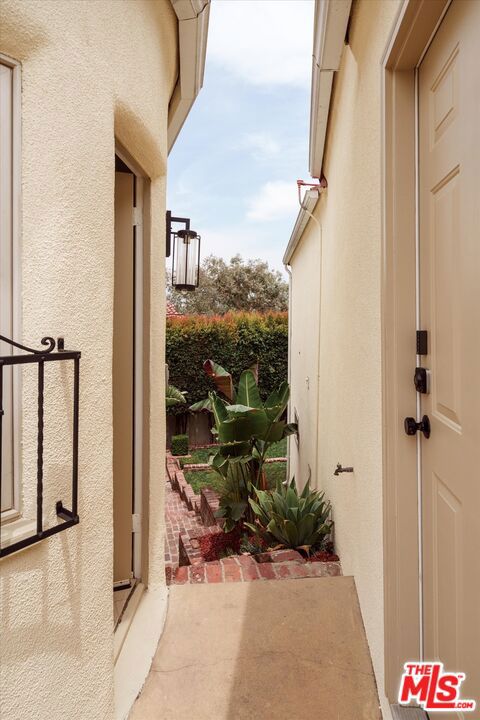 2268 Ben Lomond Drive, Los Angeles CA: https://media.crmls.org/mediaz/470e534b-9fee-4cdc-a38e-7a52dd9ff443.jpg