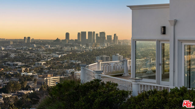 8527 Hedges Way, Los Angeles CA: https://media.crmls.org/mediaz/470f6cb7-7a22-41c2-abf7-0ba6d49288b8.jpg