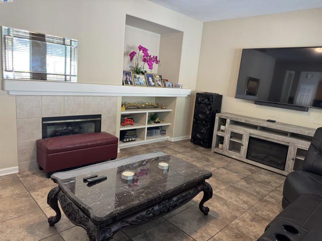 10342 Mono Ct, Stockton CA: https://media.crmls.org/mediaz/470f82c7-5ab7-42fb-a32c-1acdba79bf72.jpg