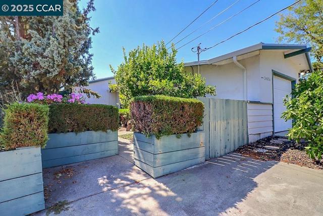 2465 Buena Vista Ave, Walnut Creek CA: https://media.crmls.org/mediaz/471026ff-138b-4c11-a7d0-9cebd7d72e83.jpg