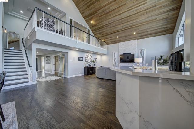 Image 10 of 45 For 2105 Cypress Pt