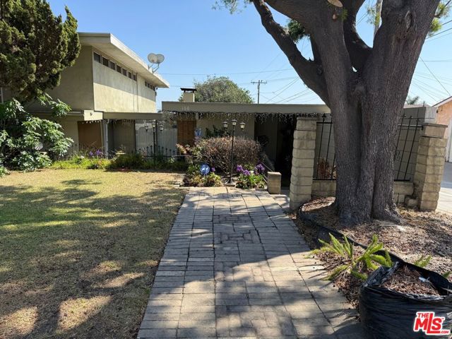 180 E Pepper Drive, Long Beach CA: https://media.crmls.org/mediaz/471143c9-30a2-4a2e-a948-ebad362d43db.jpg