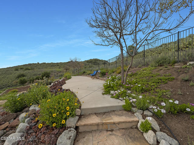 331 Briar Bluff Circle, Thousand Oaks CA: https://media.crmls.org/mediaz/47126cf5-8f0a-438f-8985-5c9cf3e333c1.jpg