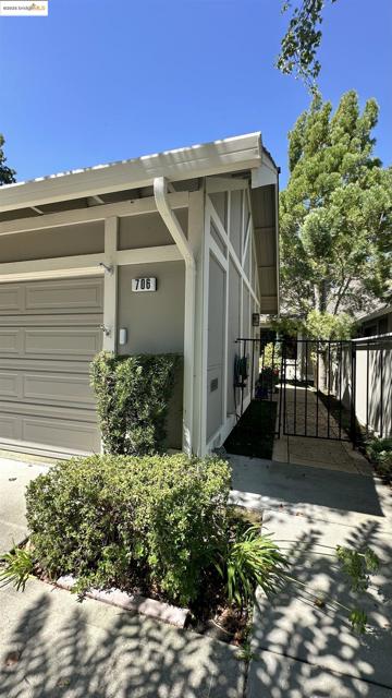 706 Lakeside Ct, Danville CA: https://media.crmls.org/mediaz/47129e64-ff1d-4bda-a0a4-530b742e91fe.jpg