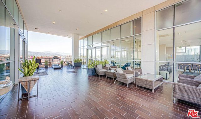 3785 Wilshire Boulevard, Los Angeles CA: https://media.crmls.org/mediaz/47131e6b-e3f5-4e5c-8400-28d58a02e6e0.jpg