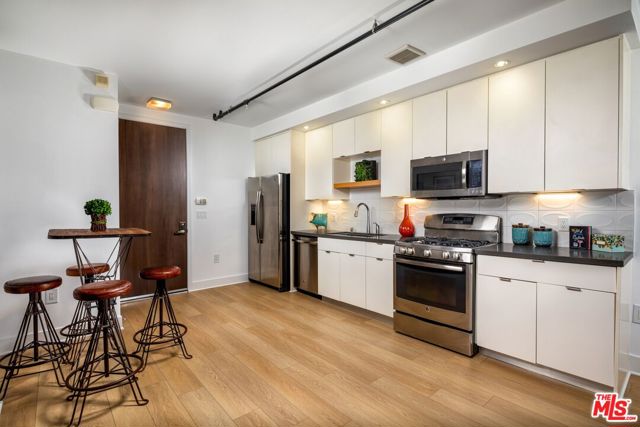 710 N El Centro Avenue, Los Angeles CA: https://media.crmls.org/mediaz/4713b0b4-84b4-4d70-991b-70c8817afe33.jpg