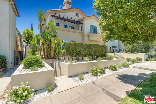 1022 10th Street, Santa Monica CA: https://media.crmls.org/mediaz/4714581e-4370-438e-a725-94b9d9f79b8d.jpg