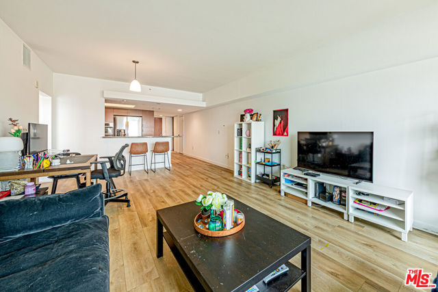 13700 Marina Pointe Drive, Marina del Rey CA: https://media.crmls.org/mediaz/47149e00-db20-465b-a4bf-d3fc7e8cca1a.jpg